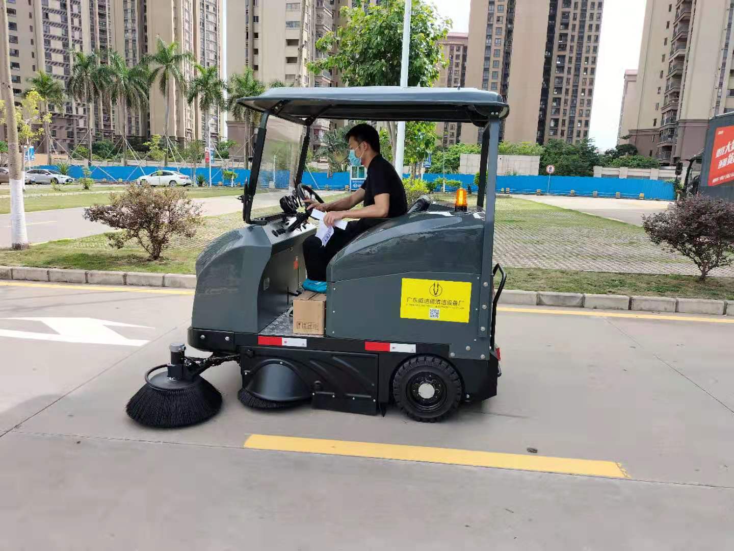 智能驅動(dòng)，潔凈未來(lái)：駕駛式掃地車(chē)的革新之路