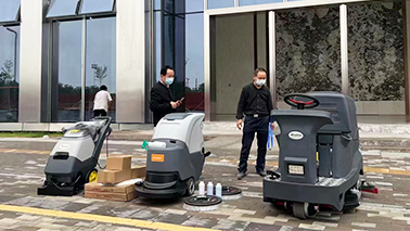 駕駛式掃地車(chē)、電動(dòng)洗地機助力深圳抗疫